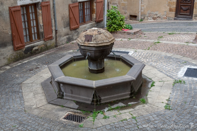Place de la Fontaine : seul son couvercle est d'origine 0219_fontaine_place_fontaine-escaliers.jpg