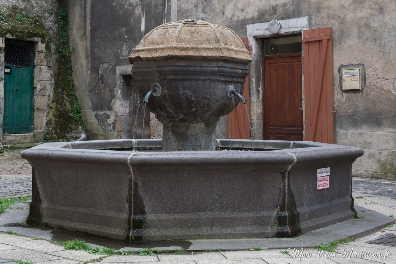 Place de la Fontaine : seul son couvercle est d'origine 0219_fontaine_place_fontaine-dessous.jpg
