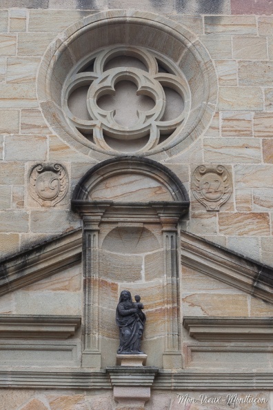 Église Notre-Dame : entrée ouest avec sa Vierge à l'Enfant 0220_notre-dame_eglise_entree_fontaine.jpg