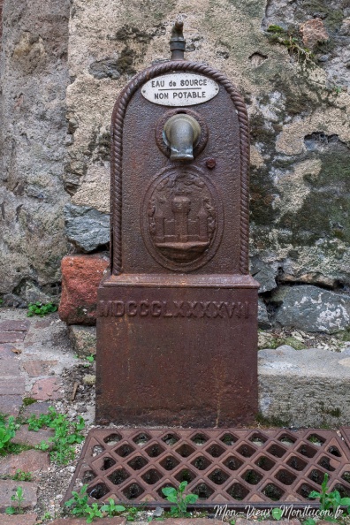 Place de la Fontaine : possède les armoiries de la ville et datée de 1897 0222_fontaines_fontaine_place_solo.jpg