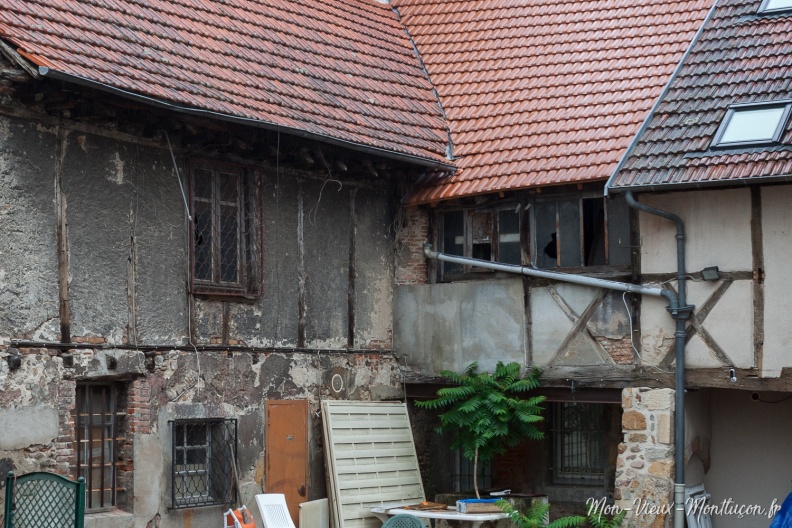 Rue des Rémouleurs : maison en piteux état mais avec un toit refait ! 0228_remouleurs_rue_cour-interieure.jpg