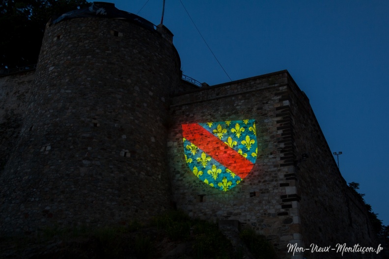 Château des ducs de Bourbon : d’azur semé de fleurs de lys d’or et à la bande de gueules . A la nuit tombée, le blason du bourbonnais illumine la muraille côté place Maugenest 0230_vieux-chateau_blason-bourbonnais.jpg