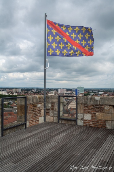 Château des ducs de Bourbon : le drapeau bourbonnais placé au sommet du donjon 0231_vieux-chateau_donjon-drapeau.jpg