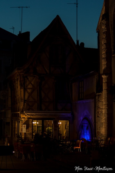 2 rue Porte Saint-Pierre, Maison Leboix : maison-échoppe et la fontaine aux Lions 0233_porte-st-pierre_rue-2_nuit.jpg
