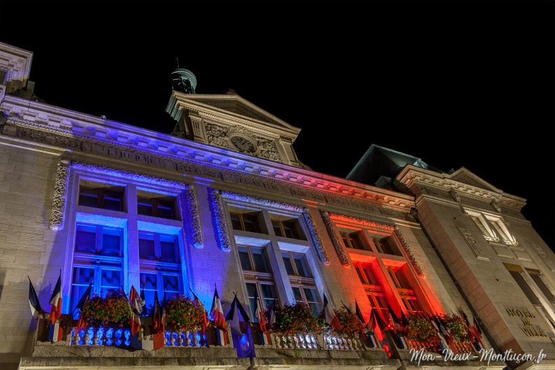 Place Jean Jaurès : illumination de l'hôtel de ville 0237_mairie_illu-drapeau.jpg