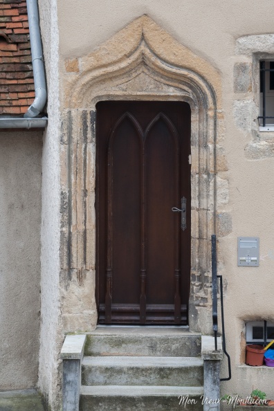 33 rue du Petit Château : porte à accolade 0241_petit-chateau_rue-33_porte.jpg