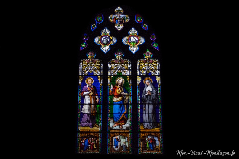 Église Saint-Pierre : verrière représentant saint François de Sales, Sacré-Cœur de Jésus et sainte Marie 0244_saint-pierre_eglise_vitrail-triptyque.jpg
