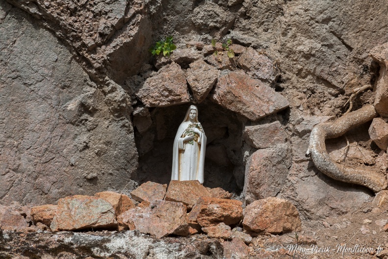 Rue du Petit Château : statue de la Vierge nichée en pleine roche, au pied des remparts du Vieux-Château 0253_petit-chateau_rue_statue_zoom.jpg