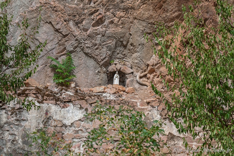 Rue du Petit Château : statue de la Vierge nichée en pleine roche, au pied des remparts du Vieux-Château 0253_petit-chateau_rue_statue.jpg