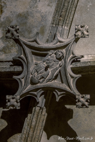 Église Saint-Pierre, secretarium de droite : sculpture sur la croisée d'ogives 0261_saint-pierre_eglise_sculpture-plafond.jpg