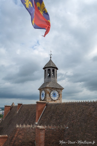 Château des ducs de Bourbon : Tour de l'Horloge vue du donjon 0265_vieux-chateau_horloge-drapeau-2.jpg