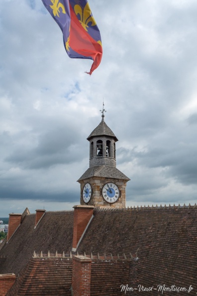 0265_vieux-chateau_horloge-drapeau-2.jpg