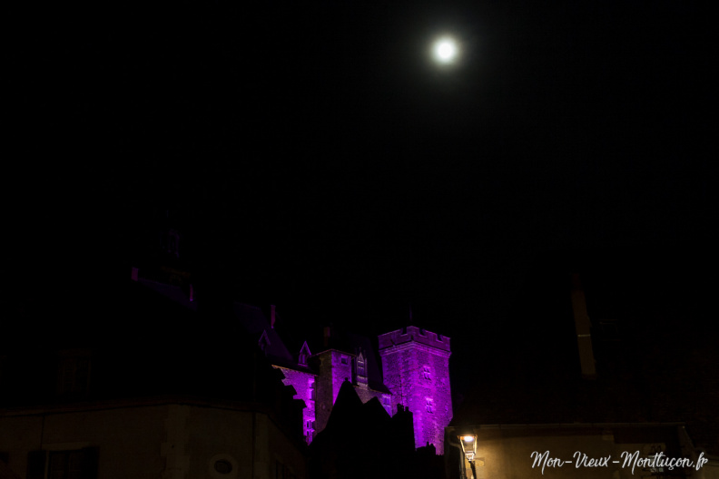 Château des ducs de Bourbon aux couleurs d'Octobre Rose, campagne de sensibilisation au dépistage du cancer du sein 0273_vieux-chateau_octobre-rose-05.jpg