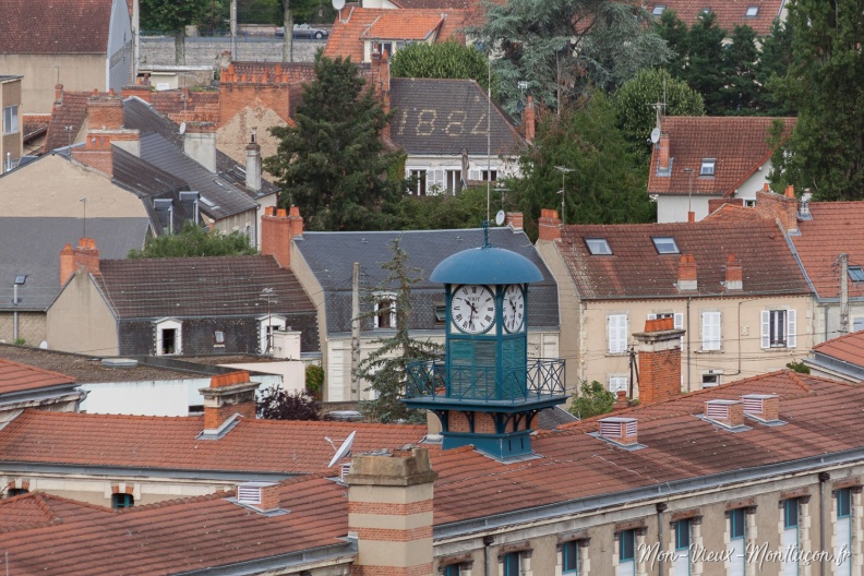 Lycée Jules Ferry : l'horloge vue du donjon du Vieux Château. En arrière-plan, le fameux toit 1884 de la rue Marcel Sembat 0280_jules-ferry_lycee-horloge_donjon.jpg