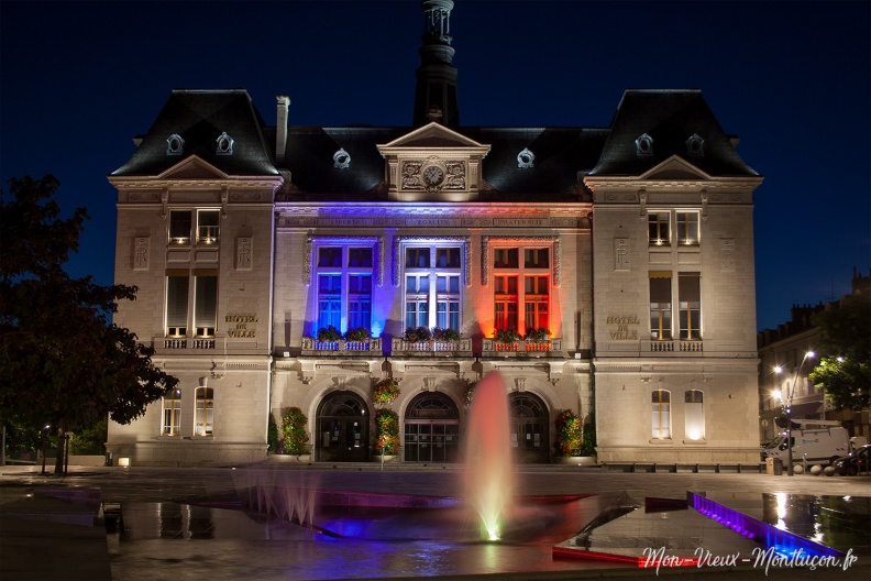 L'hôtel de ville les soirs d'été durant l'animation Pierres et lumières 0281_mairie_facade-tricolore.jpg