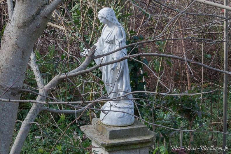 2 rue de la Fontaine : selon la saison, on peut plus ou moins apercevoir cette statue de la Vierge par l'esplanade du MuPop 0282_fontaine_rue-2_vierge.jpg