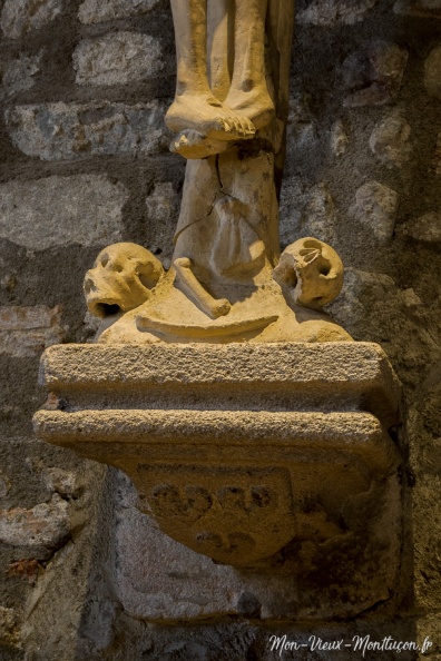 Église Saint-Pierre, Christ en croix : découverte en 1912 dans le grenier de la sacristie, il était recouvert de nombreuses couches de peinture.
Placé sur le cul-de-lampe carré certainement originel, il est orné de l'écu (chargé de 3 cœurs) de son donateur. 0287_saint-pierre_eglise_christ-croix_socle.jpg