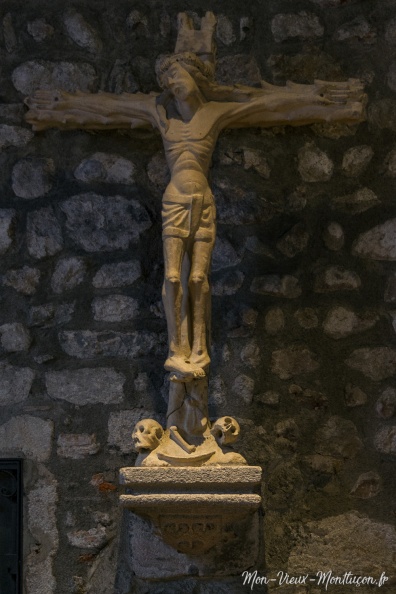 Église Saint-Pierre, Christ en croix : découverte en 1912 dans le grenier de la sacristie, il était recouvert de nombreuses couches de peinture.
Placé sur le cul-de-lampe carré certainement originel, il est orné de l'écu (chargé de 3 cœurs) de son donateur. 0287_saint-pierre_eglise_christ-croix.jpg
