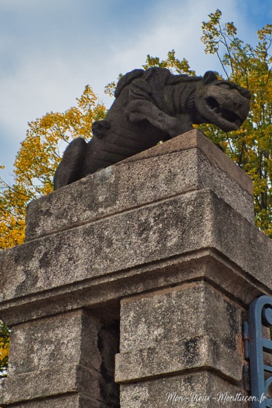 Château des ducs de Bourbon : un des deux lions de Saint-Diéry placés à la grille d'entrée côté escaliers 0291_vieux-chateau_lion-st-diery_01.jpg