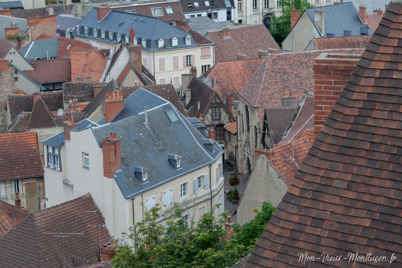 Quartier Saint-Pierre : la place et l'église vues du donjon du Vieux Château 0298_saint-pierre_place_quartier-02.jpg
