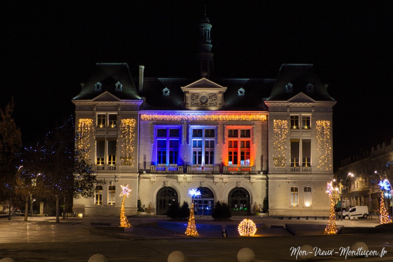 La mairie toute en sobriété, le parvis très épuré semble inachevé 0302_mairie_noel-01.jpg