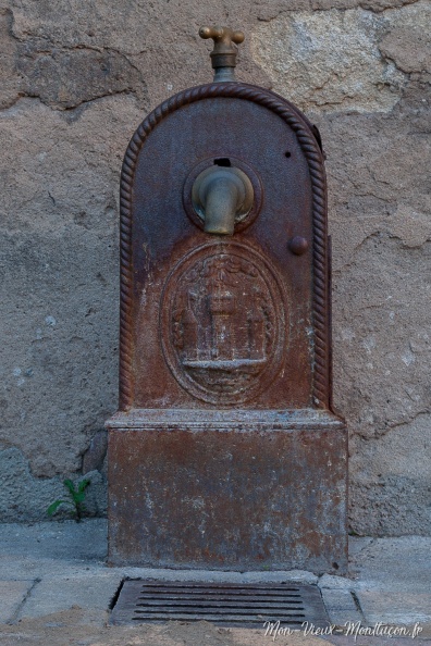 Place Notre-Dame : en très bon état, non datée mais avec les armoiries de la ville, et surtout fonctionnelle ! 0306_fontaines_notre-dame_place.jpg