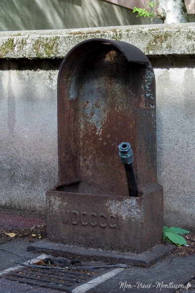 Rue Barathon : borne-fontaine datée de 1901, ou plutôt ce qu'il en reste... 0312_fontaines_barathon_rue.jpg