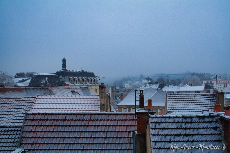 Quand il givre plus qu'il ne neige 0314_toits-mairie_givre.jpg
