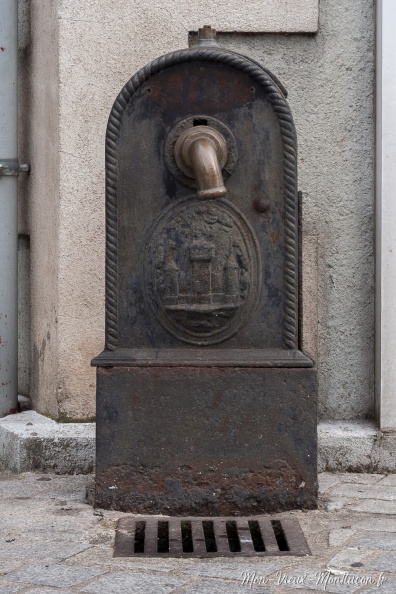 Avenue de la République, au carrefour des Bourbons : bien que ne fonctionnant pas, borne-fontaine en assez bon état, sans date mais avec les armoiries de la ville 0321_fontaines_republique_avenue_cinema-borne.jpg