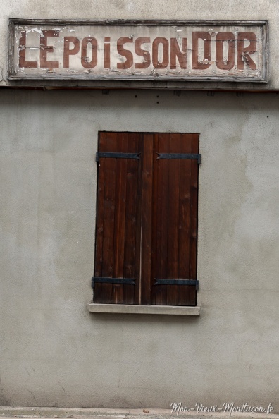 19 rue du 8-Mai-1945 : enseigne de l'ancienne poissonnerie 0338_8-mai-1945_rue-19_enseigne.jpg