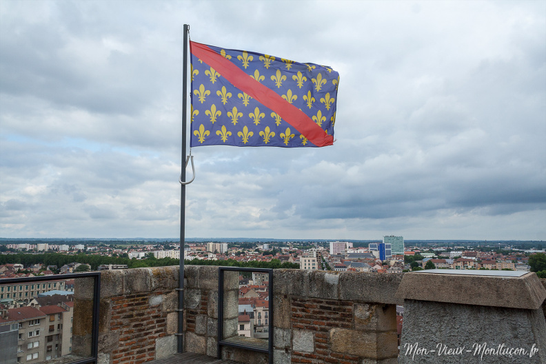 Le drapeau bourbonnais veille sur la ville du haut du donjon du Vieux Château 0345_vieux-chateau_donjon-drapeau-2.jpg