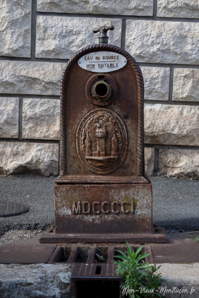 Rue Molière : maintenant déplacée le long du mur lors de travaux. Datée de 1901, avec armoirie et médaillon Eau de source - Non potable . Ne fonctionne pas. 0348_fontaines_moliere_rue.jpg