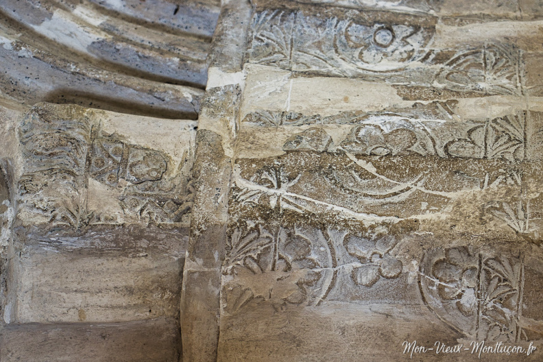 Souvigny : détail du gisant de Mayeul ou Odilon souvigny_tombeau_detail-fleurs.jpg