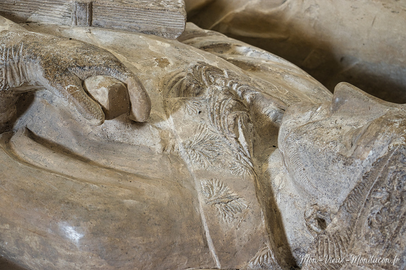 Souvigny : détail du gisant de Mayeul ou Odilon souvigny_tombeau_detail-col.jpg