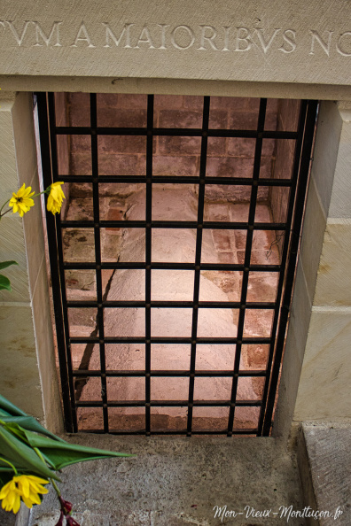 Souvigny : sarcophage mérovingien de Mayeul et Odilon souvigny_tombeau.jpg