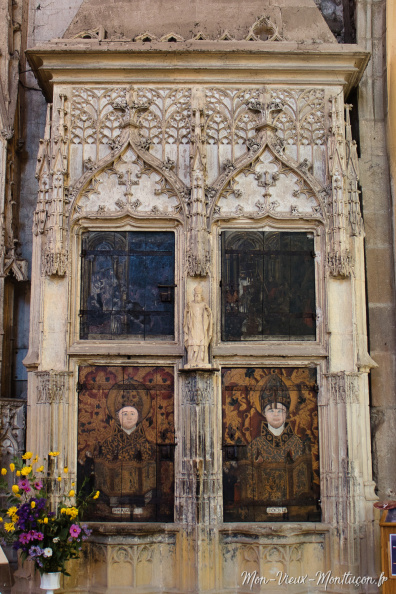 Souvigny, armoire aux reliques : les panneaux du haut, noircis par la fumée des cierges, représentent Mayeul (à gauche) et Odilon (à droite) célébrant l'eucharistie souvigny_armoire-reliques_face.jpg