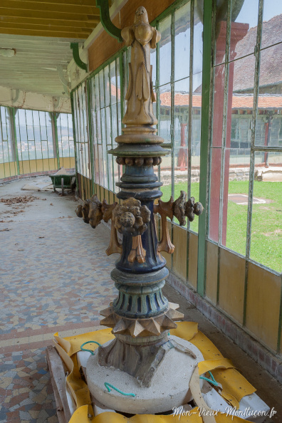 La Charité : épi de faîtage en cours de rénovation _MG_6483.jpg