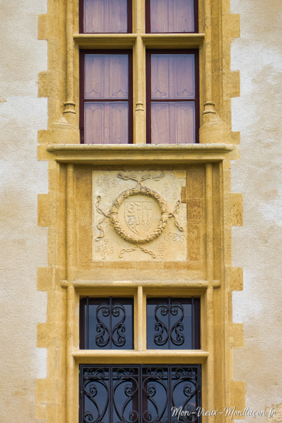 Château d'Ainay-le-Vieil : logis renaissance, armoiries IMG_0627.jpg