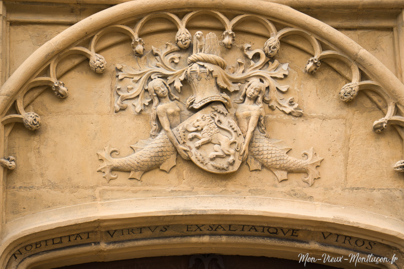 Château d'Ainay-le-Vieil : tympan avec les armes Bigny IMG_0664.jpg