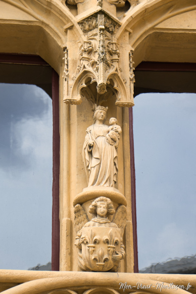 Château d'Ainay-le-Vieil : armes de France portées par un ange surmontées d'une Vierge à l’enfant IMG_0663.jpg