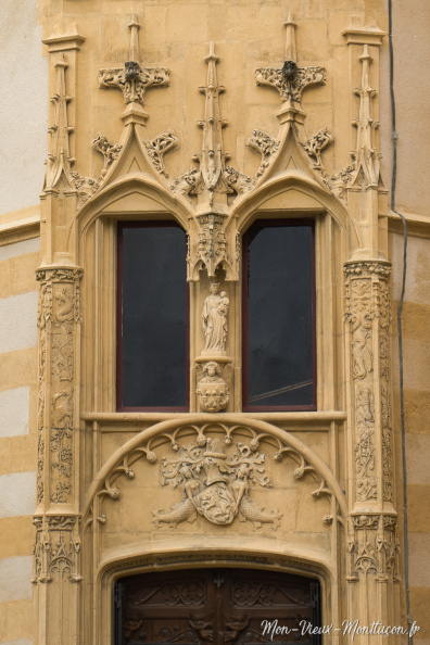 Château d'Ainay-le-Vieil : fronton de l'entrée du logis renaissance IMG_0657.jpg