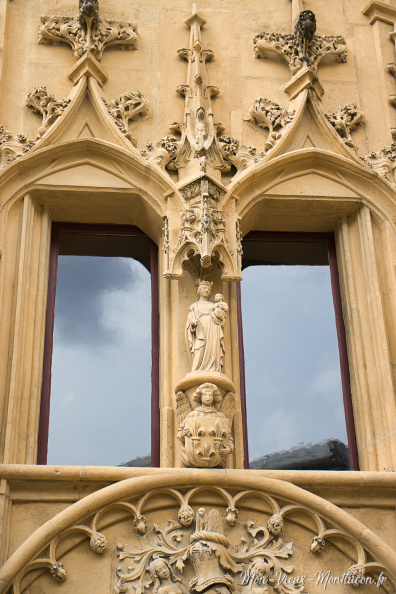 Château d'Ainay-le-Vieil : fronton de l'entrée du logis renaissance IMG_0662.jpg