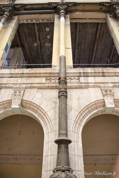 Travaux à l'hôtel de ville : une des nombreuses colonnes en fonte qui soutient la structure 0357_mairie_travaux-08.jpg
