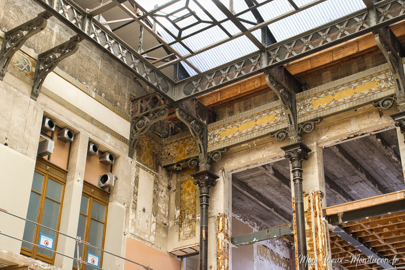 Travaux à l'hôtel de ville : une partie de la structure en fonte avec les colonnes 0357_mairie_travaux-04.jpg