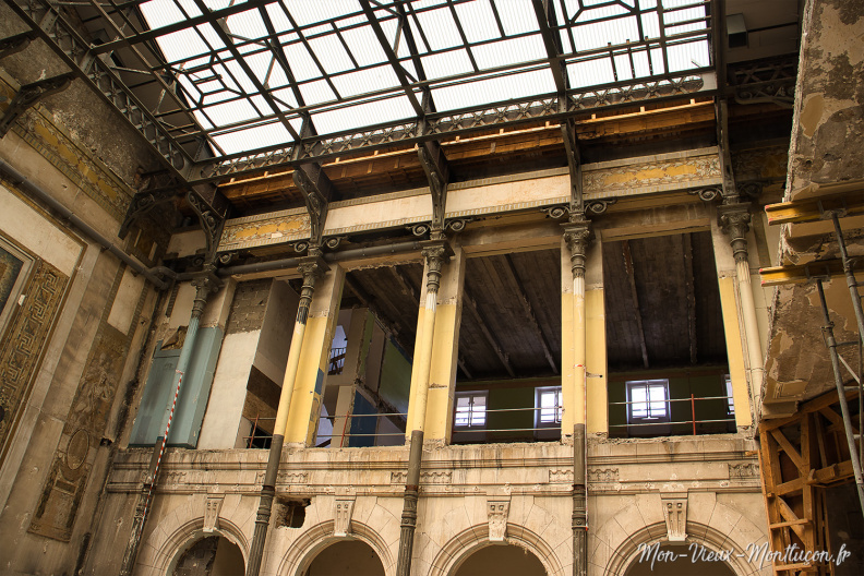 Travaux à l'hôtel de ville : façade avec sa structure en fonte et ses colonnes 0357_mairie_travaux-03.jpg