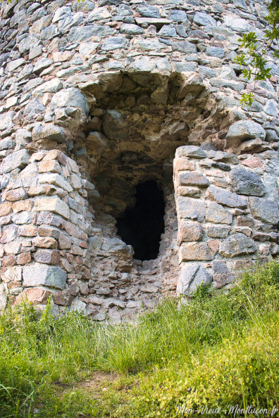 Donjon du château de l'Ours : accès au rez-de-chaussée creusé dans la muraille IMG_0989.jpg